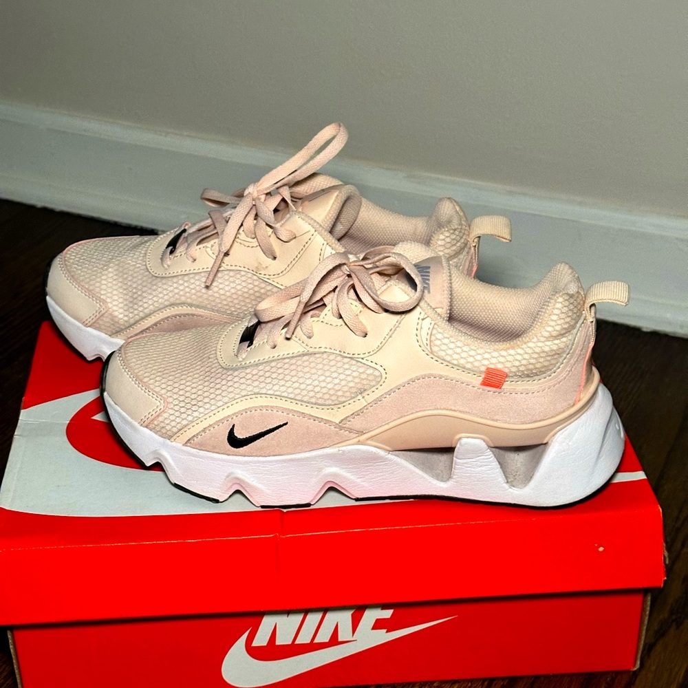 NIKE